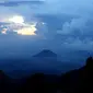 Bukit Sikunir, Dieng dengan latar Gunung Sindoro dan Sumbing yang memikat. (Foto: Liputan6.com/Muhamad Ridlo)