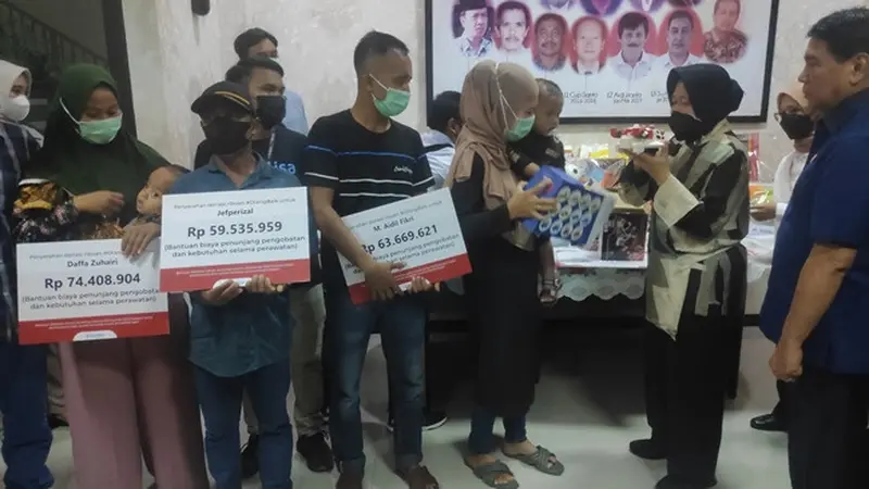Menteri Sosial Tri Rismaharini saat menyerahkan donasi kepada sejumlah anak di Pekanbaru.