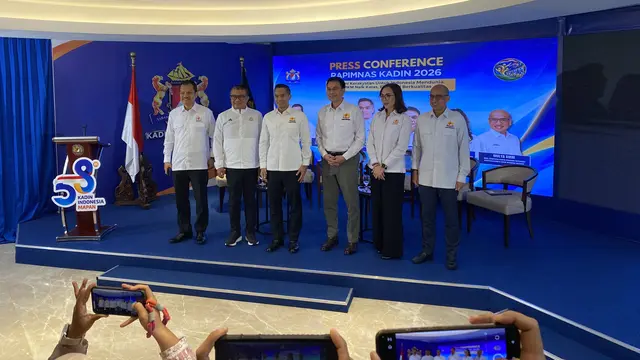 Ketua Umum Kadin Indonesia Anindya Bakrie dan pengurus Kadin lainnya dalam konferensi pers Rapimnas Kadin 2026 di Menara Kadin, Jakarta, Kamis (22/10/2026). (Liputan6.com/Tian)