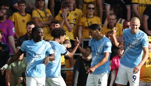 Pemain Manchester City, Tijjani Reijnders melakukan selebrasi bersama Oscar Bobb setelah mencetak gol ke gawang Bournemouth dalam laga Liga Inggris 2025/2026 di Molineux stadium, Wolverhampton, Inggris, Sabtu (16/08/2025) waktu setempat. (AFP/Darren Staples)