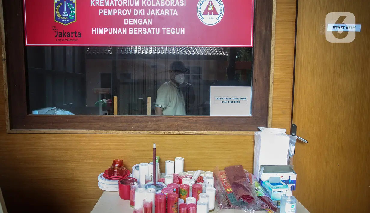 Aktivitas dan suasana di Krematorium Kolaborasi Pemprov DKI Jakarta bersama Himpunan Bersatu Teguh (HBT) di TPU Tegal Alur, Rabu (4/8/2021). Dalam sehari sebanyak tujuh jenazah Covid-19 dapat dikremasi di krematorium TPU Tegal Alur. (Liputan6.com/JohanTallo)
