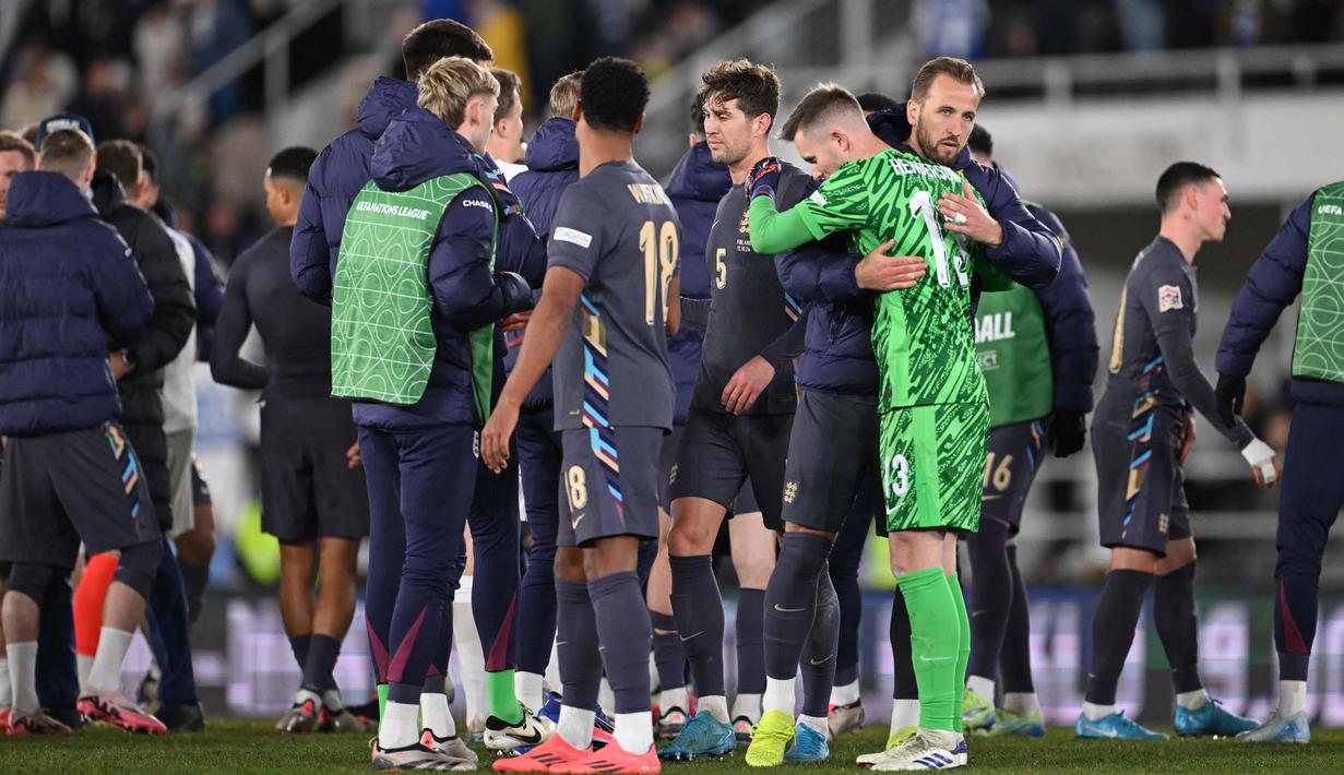 Pemain timnas Inggris merayakan kemenangan atas Finlandia pada pertandingan 4 Grup F UEFA Nations League B 2024/2025 di Stadion Olimpiade, Helsinki, Finlandia, pada Minggu 13 Oktober 2024. (Jonathan NACKSTRAND/AFP)