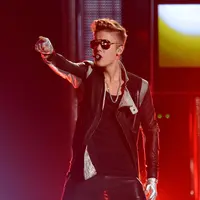 “Aku paham , tapi keberadaan ku hanya dua kaki dari kalian. Aku pun bisa mendengar kalian. Aku hargai semua cinta yang luar biasa itu,” ujar Justin saat menggelar konser di London pada 17 Oktober lalu. (AFP/Bintang.com)