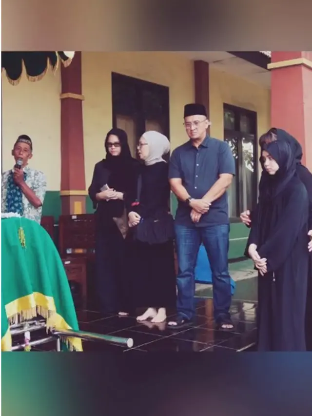 6 Potret Pemakaman Ayah Marshanda di Malang, Sienna Turut Antar Kakek