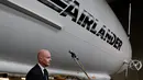 CEO HAV Stephen McGlennan memberikan keterangan tentang The Airlander 10 di Cardington Airfield, Bedfordshire, Senin (21/3). Airlander 10 adalah pesawat hybrid, atau gabungan dari pesawat jet dan zeppelin yang dikenal mirip balon udara (ADRIAN DENNIS/AFP)