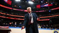 Pelantikan Donald Trump di dalam Gedung Capitol hari ini yang merupakan pertama kali dalam 40 tahun terakhir upacara pelantikan Presiden Amerika Serikat. (Jim WATSON/AFP)