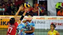 Pevoli putri Jakarta Electric PLN, Wilda Nurfadhila (kiri) mencoba menahan smesh pemain Jakarta PGN Popsivo saat laga Pertamina Proliga 2015 di Dome Balikpapan, (8/2/2015). Jakarta PGN Popsivo unggul 3-2. (Liputan6.com/Helmi Fithriansyah)