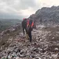 Tim SAR sejak siang hingga sore mencari tubuh korban yang tertimbun longsoran sampah di TPA Supit Urang Kota Malang (Liputan6.com/Zainul Arifin)