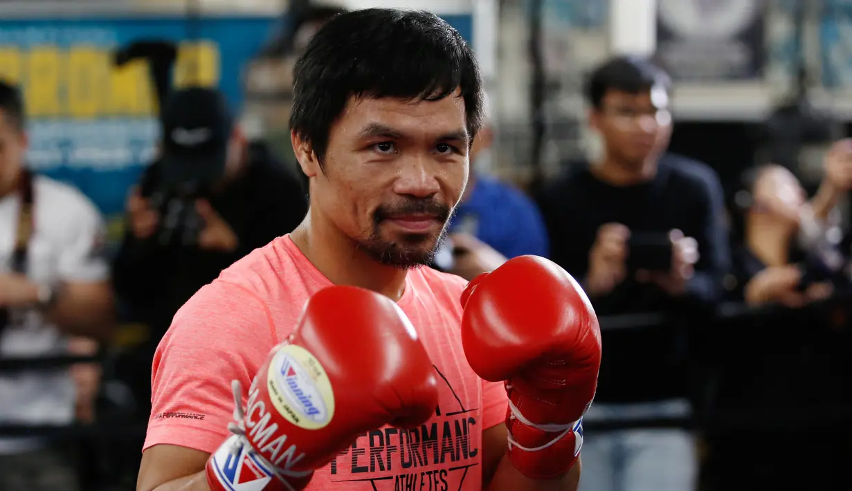 Petinju Manny Pacquiao berpose saat berlatih di sebuah klub tinju di Los Angeles, AS, Rabu (9/1). Manny Pacquiao bertekad meng-KO Adrien Broner. (AP Photo/Damian Dovarganes)