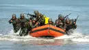 Pasukan Komando TNI saat latihan anti-teror di Pantai Kajhu, Banda Aceh, Selasa (22/11). Latihan untuk mengantisipasi kemungkinan tindakan teror dan penyerangan oleh ISIS yang dalam setahun terakhir terjadi di Tanah Air. (AFP PHOTO/Chaideer Mahyuddin)