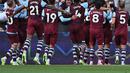 Pemain West Ham melakukan selebrasi setelah Lucas Paqueta mencetak gol ketiga timnya ke gawang Chelsea pada laga pekan kedua Liga Inggris 2023/2024 di London Olympic Stadium, London, Minggu (20/08/2023) malam WIB. (AFP/Justin Tallis)