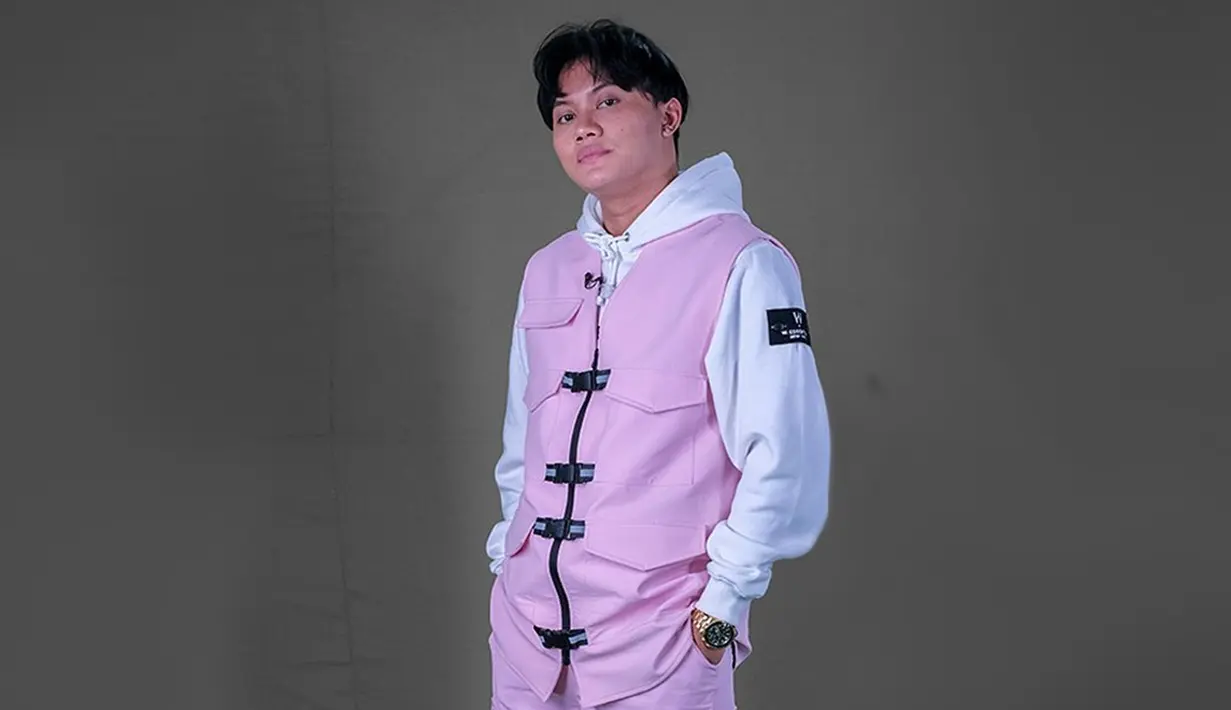 Menggunakan hoodie berwarna putih yang digabungkan dengan outer rompi pink senada dengan celananya ini pun membuatnya terlihat menawan. Bahkan, tak sedikit pula netizen yang memuji penampilan putra sulung dari komedian Sule ini. (Liputan6.com/IG/@rizkyfbian)