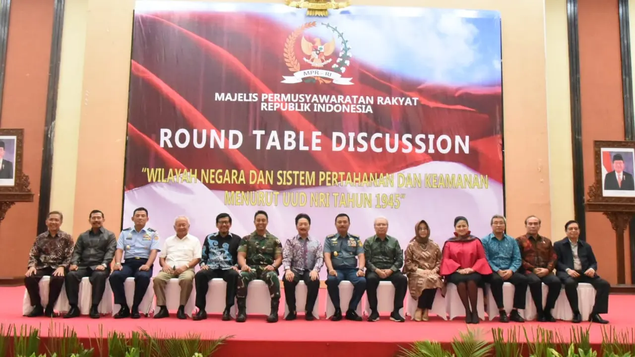 Para Narasumber Berfoto Bersama Saat Acara Round Table Discussion Lemkaji MPR Bertajuk 'Wilayah Negara dan Sistem Pertahanan dan Keamanan Menurut UUD NKRI Tahun 1945 di Gedung Nusantara IV, Jakarta, Selasa (2/7/2019). (Foto: Moch Harun Syah/Liputan6.com)