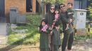Ricky Harun bersama keempat anaknya kompak mengenakan pakai hijau di Idul Adha Tahun ini. Sedangkan sang istrinya Herfiza Novianti mengenakan kerudung hijau yang dipadukan dengan tunik bermotif. (Instagram @rickyharun)
