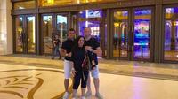 Dejan Antonic bersama keluarga saat berlibur di Makau. (Facebook)