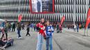 Dua fans perempuan Athletic Bilbao (kiri) dan Real Sociedad berfoto bersama dengan latar Stadion San Mames, Bilbao, Spanyol menjelang laga lanjutan Liga Spanyol 2023/2024 antara Athletic Bilbao dan Real Sociedad, 13 Januari 2024. (Bola.com/Yus Mei Sawitri)