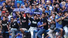 Suporter tim Maung Bandung bersorak saat menyaksikan laga antara Persib melawan Sriwijaya FC di laga pembuka Piala Presiden 2018 di Stadion GBLA, Bandung, Selasa (16/1). Persib unggul 1-0. (Liputan6.com/Helmi Fithriansyah)
