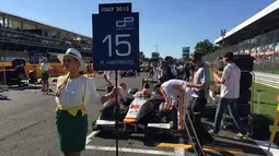 Rio Haryanto bersiap mengikuti balap Feature Race GP2 Seri Italia di Sirkuit Monza, Italia, Sabtu (5/9/2015) siang waktu setempat. (Bola.com/Reza Khomaini)