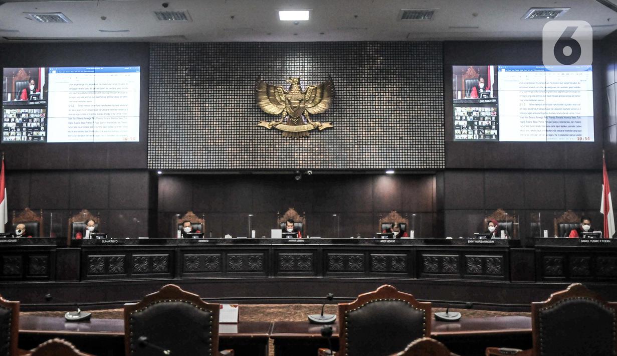 Suasana sidang uji materi Undang-Undang Nomor 35 Tahun 2009 tentang Narkotika terhadap UUD 1945 atau legalisasi ganja untuk medis di Gedung Mahkamah Konstitusi, Jakarta, Rabu (20/7/2022). Sidang uji materi tersebut dengan pemohon Dwi Pertiwi, Santi Warastuti, Nafiah Murhayanti, Perkumpulan Rumah Cemara, Institute for Criminal Justice Reform (ICJR), dan Perkumpulan Lembaga Bantuan Hukum Masyarakat atau Lembaga Bantuan Hukum Masyarakat (LBHM). (merdeka.com/Iqbal S. Nugroho)