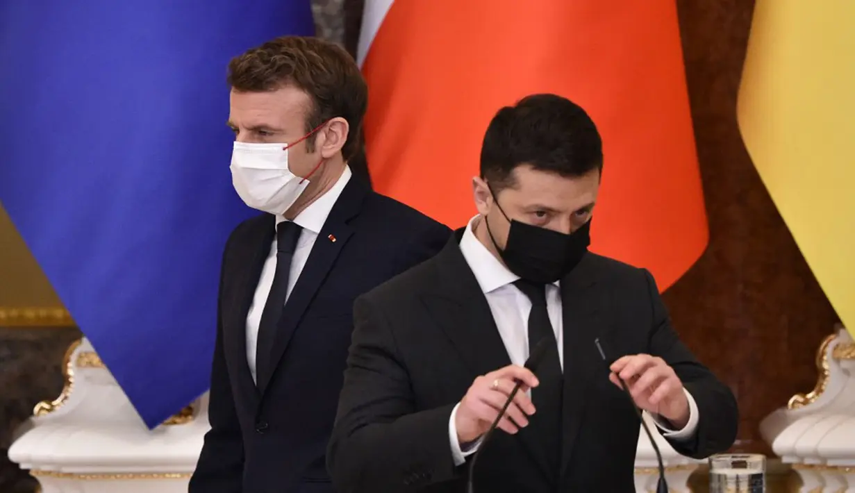 Presiden Ukraina Volodymyr Zelensky (kanan) dan Presiden Prancis Emmanuel Macron menghadiri konferensi pers setelah pertemuan di Kyiv, Ukraina, 8 Februari 2022. Volodymyr Zelensky berharap segera mengadakan pertemuan puncak dengan pemimpin Rusia, Prancis, dan Jerman. (Sergei SUPINSKY/AFP)
