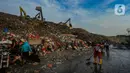 Hari ini ini aktivitas pembuangan sampah di TPA Cipayung berangsur normal setelah ditutup selama dua hari akibat longsor. (merdeka.com/Arie Basuki)
