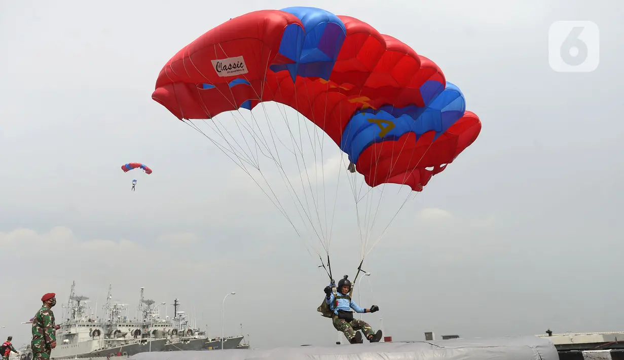 Prajurit Satkopaska TNI AL melakukan infiltrasi ke garis depan penyerbuan di Kompleks Dermaga Pondok Dayung Koarmada I, Jakarta, Selasa (23/6/2020). Kegiatan tersebut merupakan bagian dari Latihan Peperangan Laut Khusus. (merdeka.com/Imam Buhori)