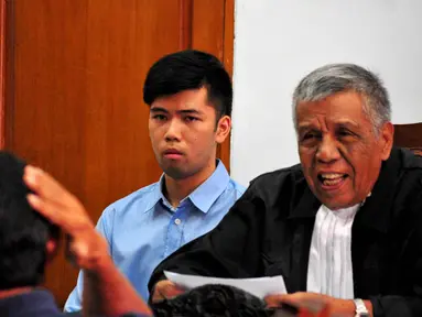 Terdakwa kasus kecelakaan maut di Arteri Pondok Indah, Christopher Daniel (baju biru) kembali menjalani sidang lanjutan dengan agenda mendengarkan keterangan saksi di Pengadilan Negeri (PN) Jakarta Selatan, Kamis(28/5/2015). (Liputan6.com/Yoppy Renato)
