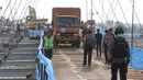Suasana saat Menteri PUPR Basuki Hadimuljono menaiki truk untuk melintasi Jembatan Kali Kuto di Batang, Jateng, Rabu (13/6). Hadi menambahakan, Jembatan Kali Kuto akan dioperasikan selama 24 jam. (Liputan6.com/Arya Manggala)