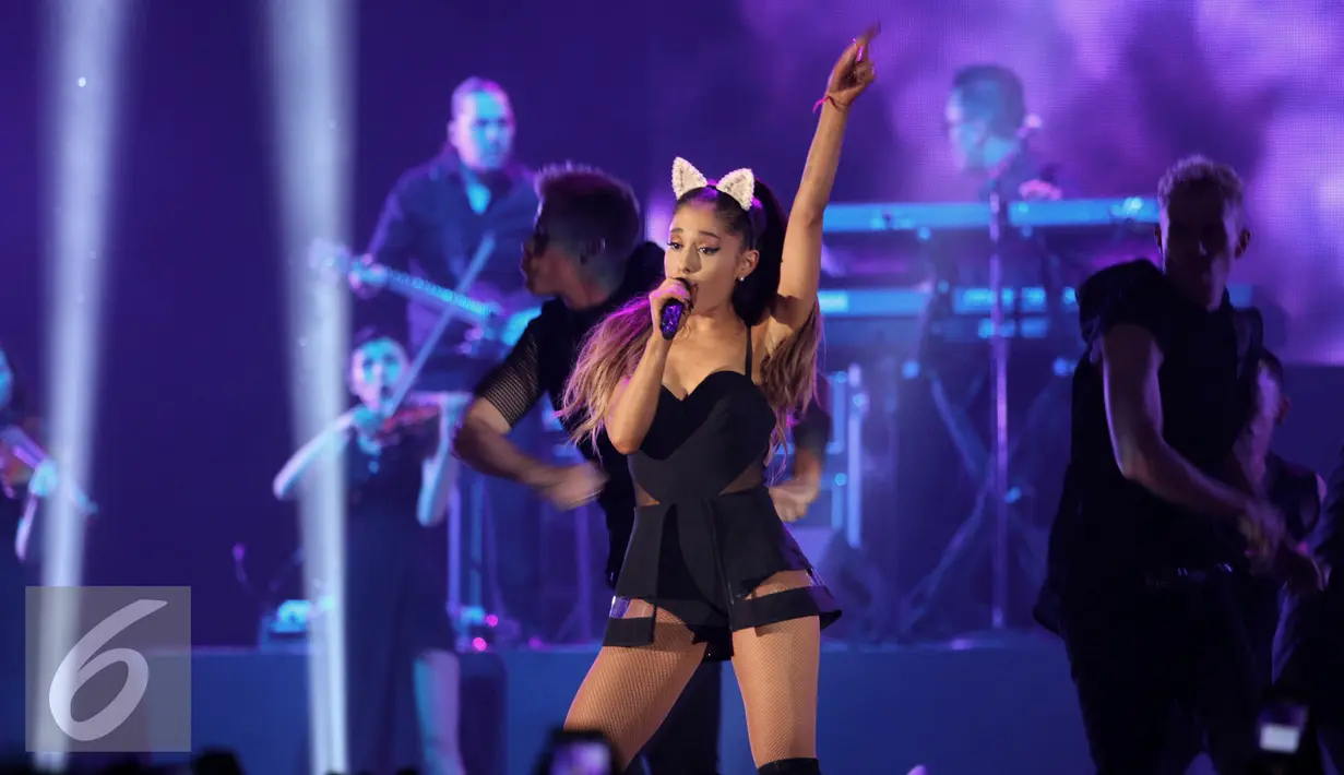Aksi Ariana Grande berhasil memukau para penggemarnya di Indonesia pada konser bertajuk ‘The Honeymoon Tour ‘ yang digelar di JIExpo Kemayoran Hall B-C, Jakarta, Rabu (26/8/2015). (Liputan6.com/Faisal R Syam)