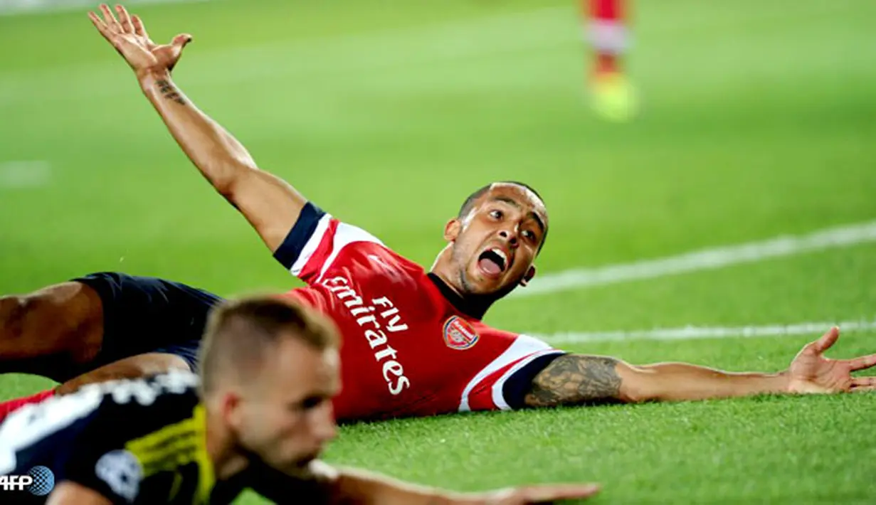 Aksi Theo Walcott pada pertandingan Play-off Liga Champions antara Fenerbahce dmelawan Arsenal di Stadion Sukru Saracoglu di Istanbul pada 21 Agustus 2013. (AFP/Bulent Kilic)