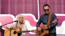Juara Music Video Contest, Wiwi Handayani (kiri) berduet bersama Badai 'Kerispatih' di panggung inBox SCTV di Cibinong Square, Bogor, Jumat (30/1/2015). Tampak, Badai 'Kerispatih' unjuk kebolehan bermain gitar. (Liputan6.com/Helmi Fithriansyah)