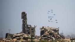 Otoritas Kementerian Dalam Negeri Gaza mendesak dihentikannya penerjunan bantuan kemanusiaan via udara. (Eyad BABA/AFP)