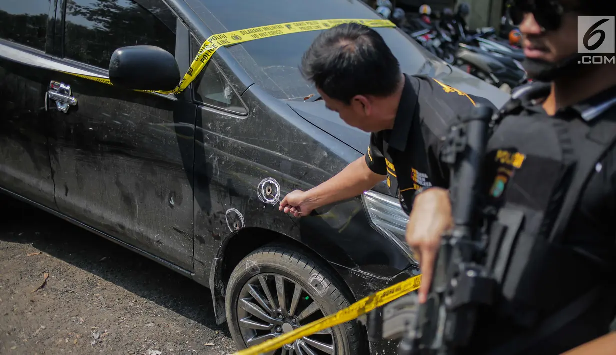 Petugas kepolisian menunjukkan barang bukti mobil yang digunakan tersangka kasus narkotika jaringan Internasional Malaysia-Indonesia di Polres Jakarta Barat, Selasa (16/7/2019). Polisi berhasil mengamankan Empat tersangka. (Liputan6.com/Faizal Fanani)