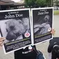 Sejumlah aktivis pecinta anjing membawa poster saat aksi tolak perdagangan daging anjing di Solo, Kamis (25/4).(Liputan6.com/Fajar Abrori)