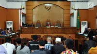 Hakim tunggal praperadilan, Cepi Iskandar (tengah) memimpin sidang perdana praperadilan Setya Novanto terhadap KPK di Pengadilan Negeri Jakarta Selatan, Rabu (20/9). Sidang beragendakan pembacaan materi pihak pemohon. (Liputan6.com/Helmi Fithriansyah)