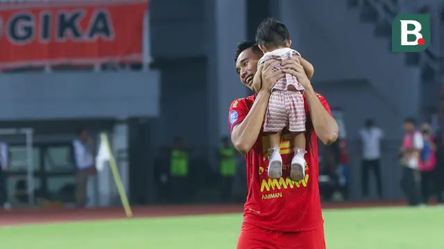 Foto: Momen Gemes Rizky Ridho Bermain dengan Anak Witan Sulaeman