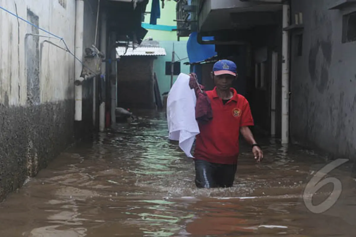 Meski Kebanjiran, Warga Kampung Pulo Tetap Beraktivitas