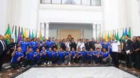 Gubernur Jawa Barat Ridwan Kamil berfoto bersama skuat Persib di Gedung Sate, Kamis (20/9/2018). (Huyogo Simbolon)