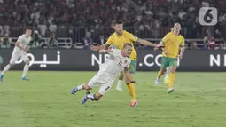 Pertandingan kedua timnas berlangsung ketat dan sengit. (Liputan6.com/Angga Yuniar)