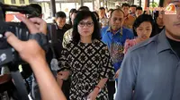 Dengan wajah penuh duka, Dirut Pertamina Karen Agustiawan menjenguk keluarga korban kecelakaan maut kereta dan truk pertamina di RS Polri dr Sukamto, Jakarta (Liputan6.com/Helmi Fithriansyah) 