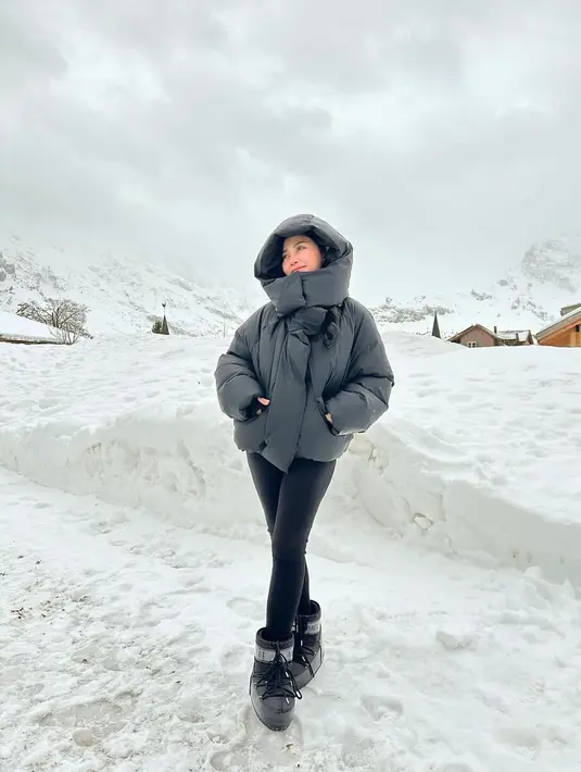 Rachel Vennya sempat menghabiskan waktu di Swiss. Di tengah hamparan salju, Rachel terlihat tampil chic dengan puffer jacket hitam, dipadukan dengan legging hitam, dan sepatu yang juga berwarna hitam. [Foto: Instagram/rachelvennya]
