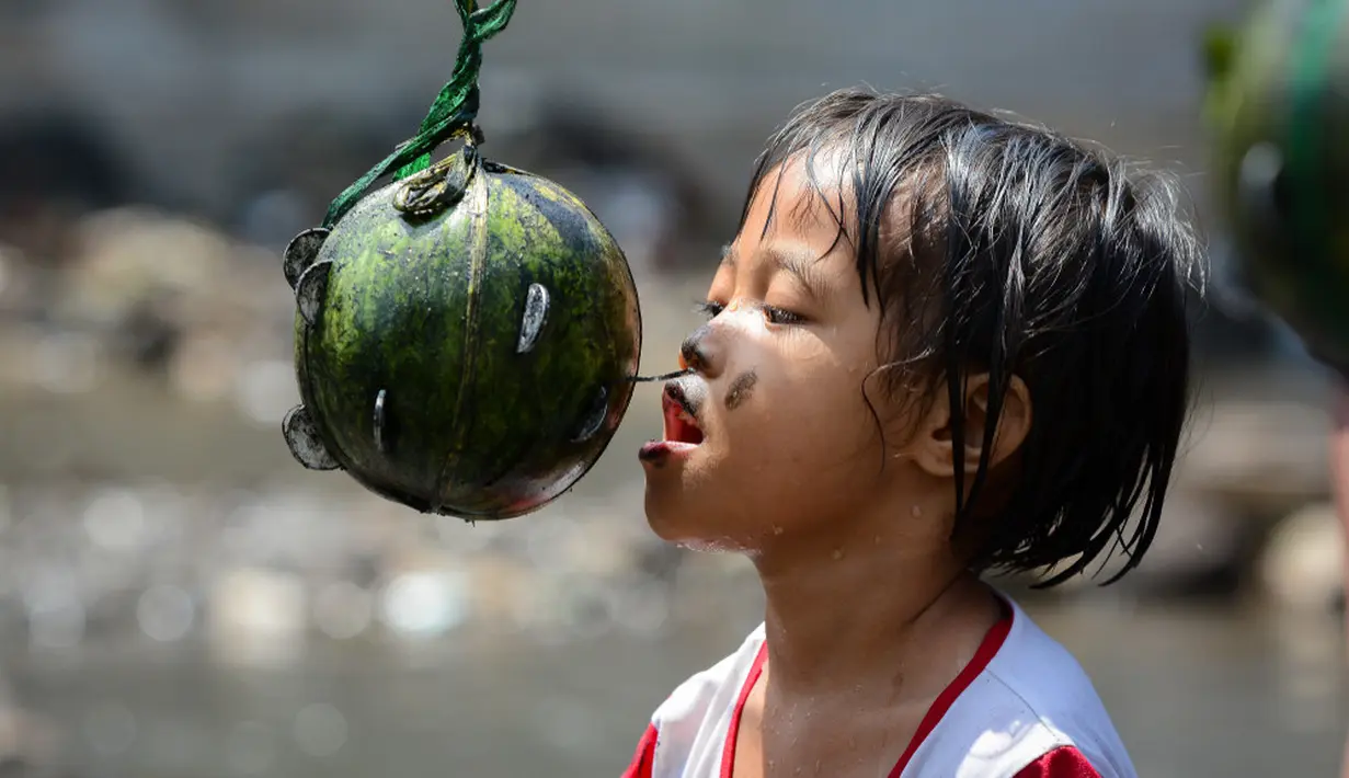 7. Ambil koin: Capricorn 
Lomba yang mengharuskan peserta mencabut koin dari buah yang telah diolesi oli ini dibutuhkan ketekunan dan kegigihan, karakter yang sangat lekat dengan Capricorn si pekerja keras. (Adi Wijayanto / Shutterstock.com)