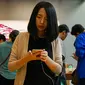Seorang pembeli melihat Apple iPhone 8 Plus di sebuah showroom Apple di Shanghai (22/9). Apple iPhone 8 dan 8 Plus mulai dijual di China mulai 22 September 2017. (AFP Photo/Chandan Khanna)