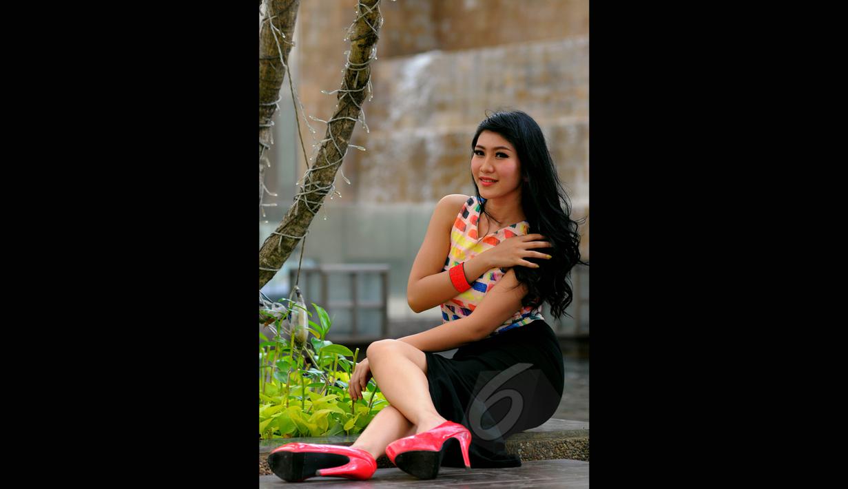 iMeyMey tak menampik single "Disitu Kadang Saya Merasa Sedih" terinspirasi dari meme Brigadir Dewi yang belakangan ini tenar. Foto diambil saat iMeyMey berkunjung ke Liputan6.com di SCTV Tower, Senayan, Jakarta, Kamis (12/3). (Liputan6.com/Faisal R Syam)