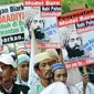 Sejumlah anggota Front Pembela Islam (FPI) Kalbar berunjukrasa menuntut pembubaran Ahmadiyah di DPRD Provinsi Kalbar di Pontianak. (Antara)
