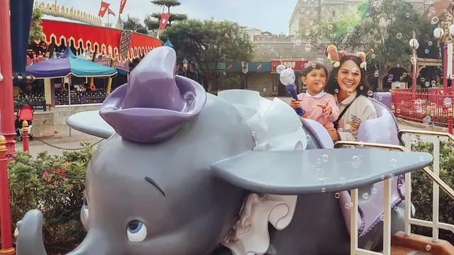 6 Potret Andien Liburan di Disneyland Hong Kong, Jadi Sorotan