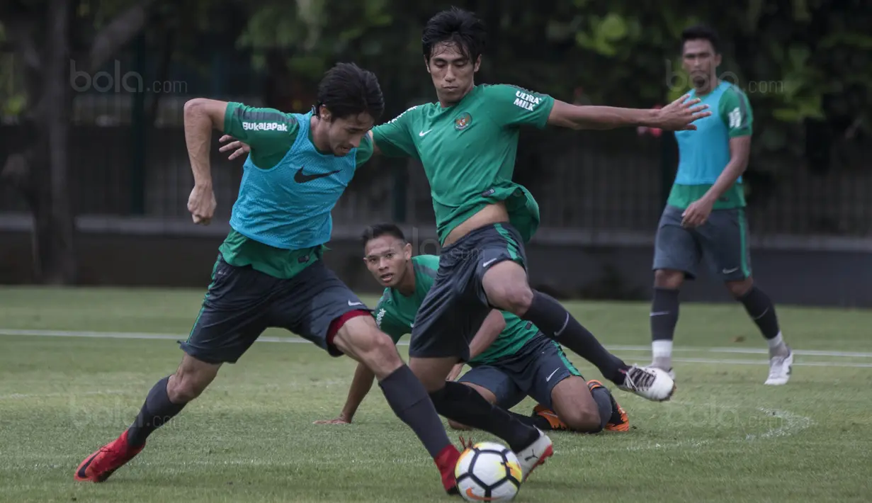 Pemain Timnas Indonesia, Gavin kwan Adsit, berusaha melewati Hanif Sjahbandi, saat latihan di Lapangan ABC Senayan, Jakarta, Senin (15/1/2018). Pemusatan latihan ini dilakukan jelang Asian Games 2018. (Bola.com/Vitalis Yogi Trisna)