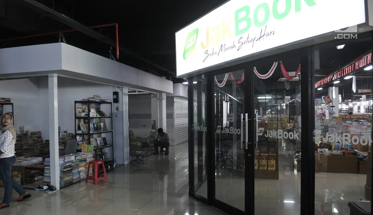 Pedagang berada di depan kios Wisata Buku yang bersebelahan dengan JakBook di Pasar Kenari, Jakarta, Selasa (20/8/2019). Sentra buku ini merupakan pindahan dari kios di Kwitang dan Pasar Senen. (merdeka.com/Iqbal S. Nugroho)