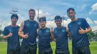 Prataman Arhan (dua dari kiri) bersama rekan-rekan barunya di Suwon FC tengah menjalani pemusatan latihan di Jakarta. (Dok. Suwon FC)