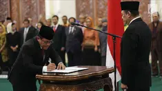 Ketua DPR Bambang Soesatyo menyaksikan penandatanganan surat pelantikan Sekjen DPR Indra Iskandar di Kompleks Parlemen, Jakarta, Selasa (22/5). Pelantikan Indra berdasarkan Surat Keputusan Presiden RI Nomor 49/TPA Tahun 2018. (Liputan6.com/JohanTallo)